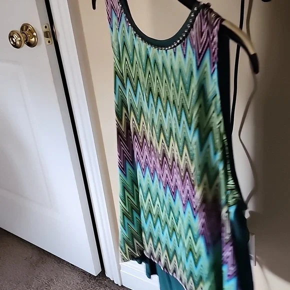✨Jennifer Lopez Multicolor Chevron Sleeveless Top – Slightly Used - Picture 3 of 3